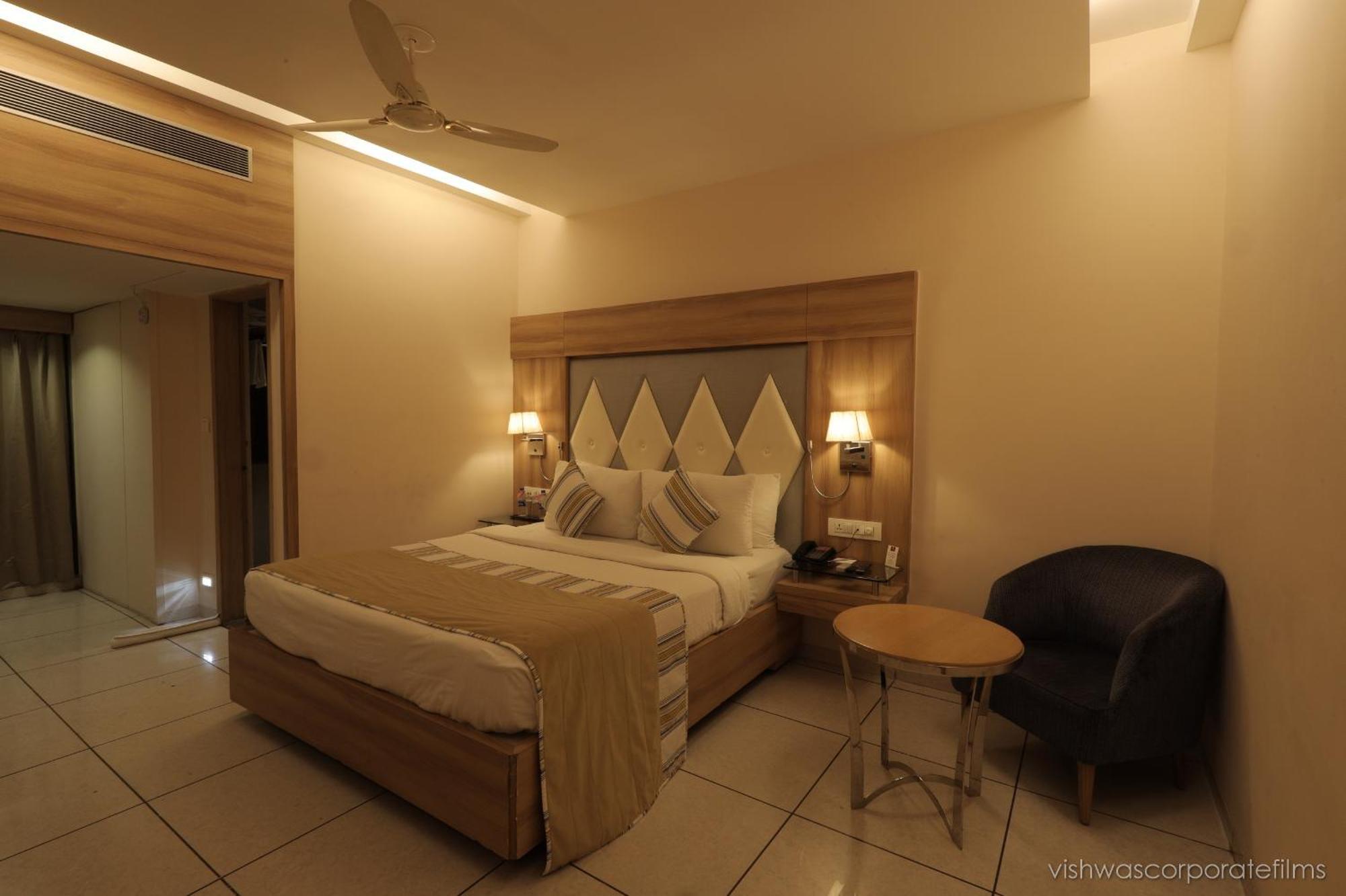 Rang Lords Inn Bharuch Buitenkant foto